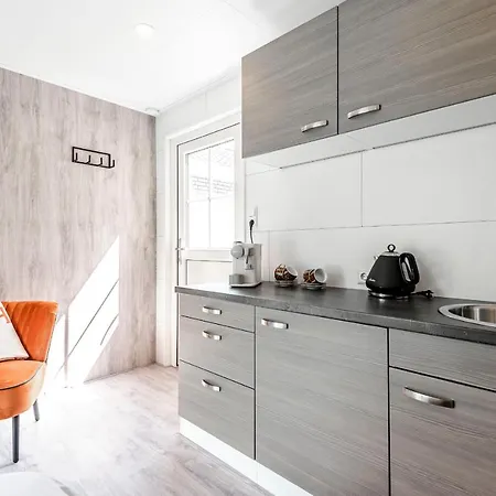 Apartment Pit-stop *